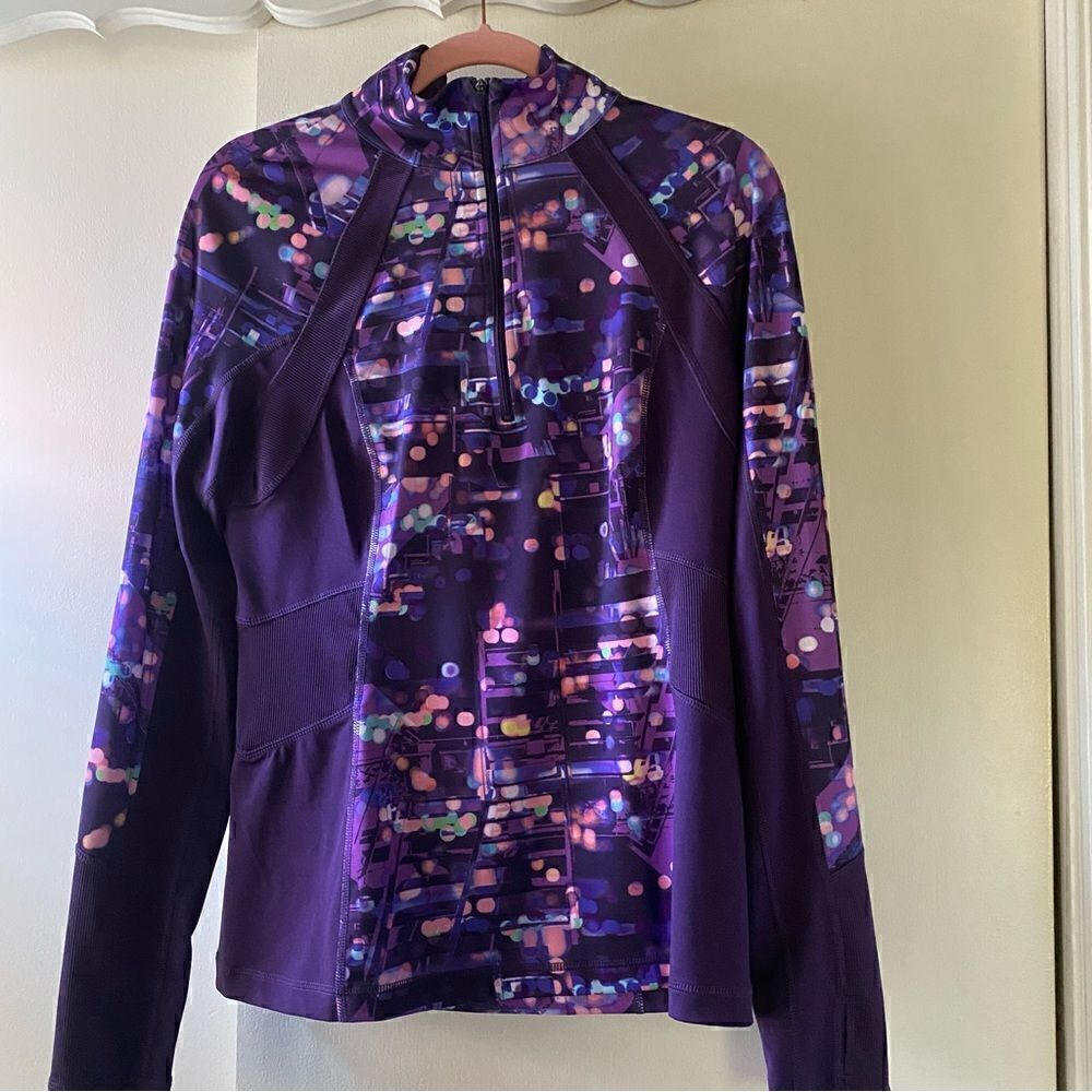 🍂 Athleisure top in purple & turquoise print, in very good condition sz M
